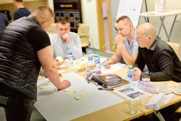 Uczestnicy pracujący nad projektem podczas warsztatu TOC+DNA